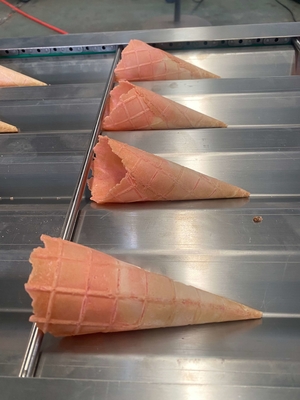 Un buon prezzo. Fabbricante automatico di coni di gelato: veloce e facile da usare in linea