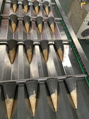 Un buon prezzo. Due cono gelato di risparmio del gas 3500pcs/h di colore che fa macchina in linea
