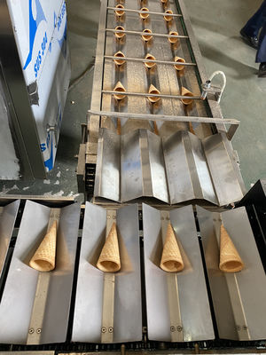 Un buon prezzo. Macchina automatica del cono gelato degli ss 4.37kw 12kg/H in linea