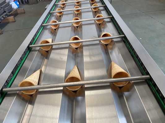 Un buon prezzo. Cono industriale lucidato della cialda del gelato 5000pcs/H che fa macchina in linea