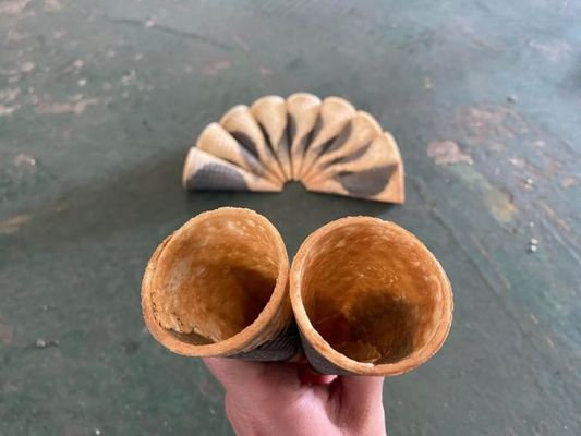 Un buon prezzo. Cono gelato del tunnel di due colori che fa macchina per cereale in linea